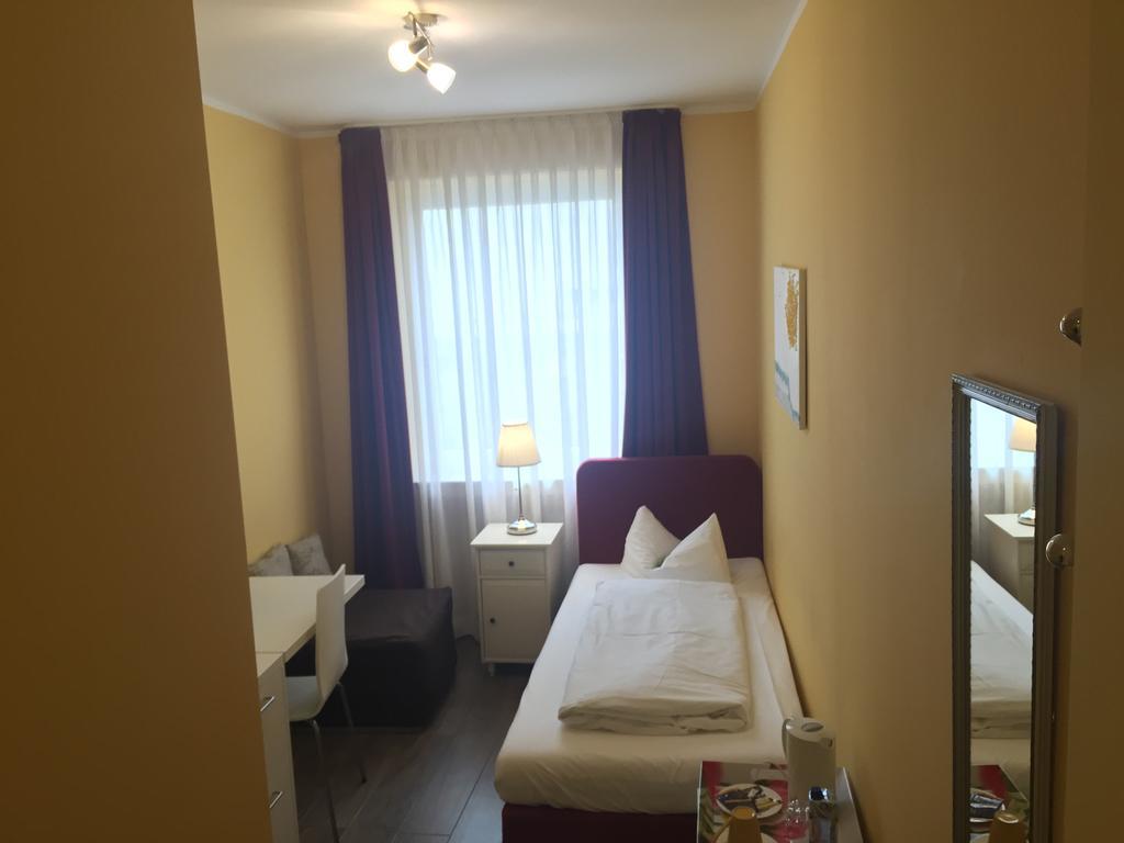 Barcelona Bed & Breakfast Düsseldorf Pokoj fotografie